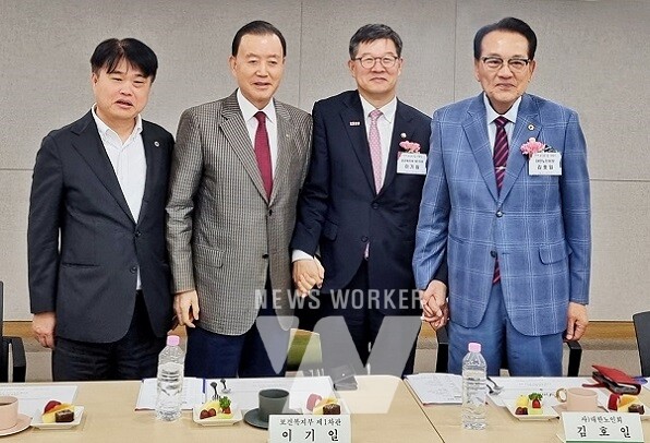 제28회 노인의 날 기념식 참석 기념촬영, 홍문표 aT 사장(좌측 2번째), 이기일 보건복지부 제1차관(좌측 3번째), 김호일 (사)대한노인회장(좌측4번째)