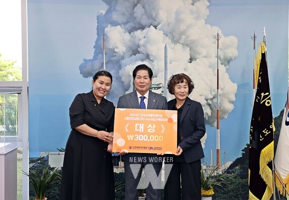 공영민 고흥군수(왼쪽 두번째) 이수미 수어 통역사(왼쪽 첫번째) 정순옥 수어 통역 센터장(오른쪽)