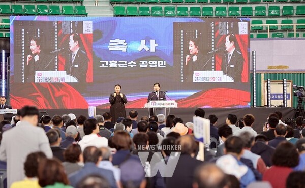 지난 4월 24일 개최된 2024년 고흥군 장애인 어울림한마당 축제에서 이수미 수어 통역사가 수어 통역을 하고 있다.