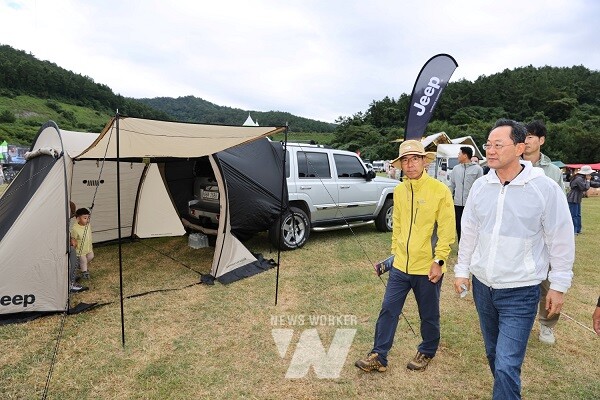 명현관 해남군수가 캠핑박람회 현장을 점검하고 있다.