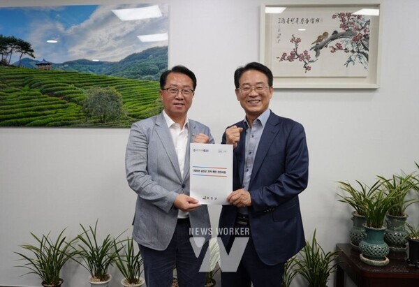 강진원 강진군수가 지난 7월 25일 국회를 방문하고 문금주 의원을 만난 자리에서 2025년 정부예산안 사업 반영과 지역 현안 사업 건의를 하고 있다.