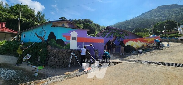 전남 진도군이 추진 중인 ‘진도 242 소행성 프로젝트’가 주민 주도의 진도형 새마을 운동으로 주목받으며 지역소멸 문제 해결을 위한 새로운 돌파구로 떠오르고 있다