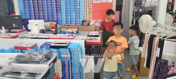 속옷 교환 쿠폰으로 원하는 속옷을 선택하고 있는 아동