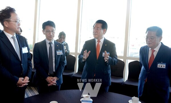 김영록 전라남도지사가 4일 여수 소노캄호텔에서 열린 ‘지역활성화 투자 펀드 선정·기회특구 1호 투자 여수 묘도 LNG 허브터미널 착공식’에서 주요 내외빈들과 환담하고 있다.