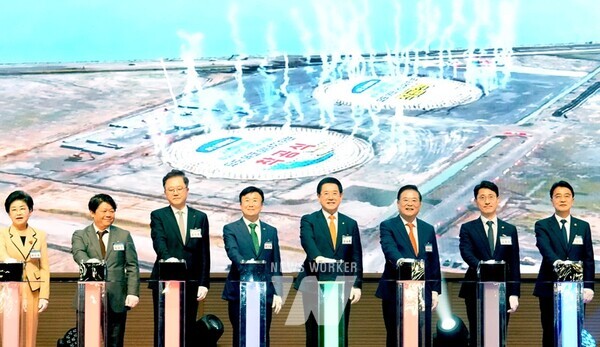 김영록 전라남도지사가 4일 여수 소노캄호텔에서 열린 ‘지역활성화 투자 펀드 선정·기회특구 1호 투자 여수 묘도 LNG 허브터미널 착공식’에서 주요 내외빈들과 착공식 세리머니를 하고 있다.(여수 묘도 LNG 허브터미널 착공식 2)김영록 전라남도지사가 4일 여수 소노캄호텔에서 열린 ‘지역활성화 투자 펀드 선정·기회특구 1호 투자 여수 묘도 LNG 허브터미널 착공식’에서 주요 내외빈들과 기념촬영을 하고 있다.(여수 묘도 LNG 허브터미널 착공식 3)김영록 전라남도지사가 4일 여수 소노캄호텔에서 열린 ‘지역활성화 투자 펀드 선정·기회특구 1호 투자 여수 묘도 LNG 허브터미널 착공식’에서 주요 내외빈들과 환담하고 있다.