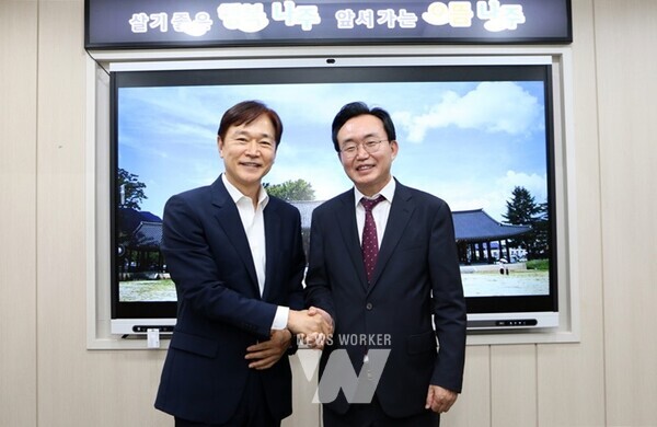 나주시가 10월 9일 개막하는 ‘2024 나주영산강축제’ 홍보대사로 국민배우 정보석 씨를 위촉했다. 정 씨는 나주 반남면 출신으로 2년 연속 고향사랑기부제에 동참하는 등 고향에 각별한 애정을 내비쳐왔다. 그는 이번 축제 폐막일인 13일 축제를 방문할 예정이다. (사진제공-나주시)