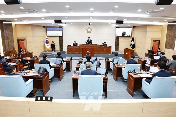 화순군의회(의장 오형열)는 4일, 제270회 임시회 제2차 본회의를 끝으로 12일간의 일정을 마무리하고 폐회했다.