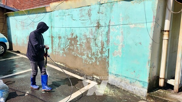 광양제철소 에버그린 벽화 재능봉사단이 벽화를 그릴 벽면을 깨끗하게 청소하고 다듬는 모습