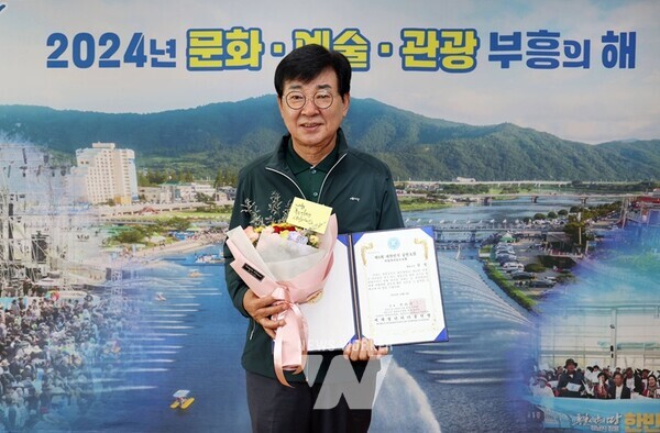 김성 장흥군수가 지난 2일 ‘제6회 대한민국 공헌대상’에서 지방자치부문 대상을 수상했다.