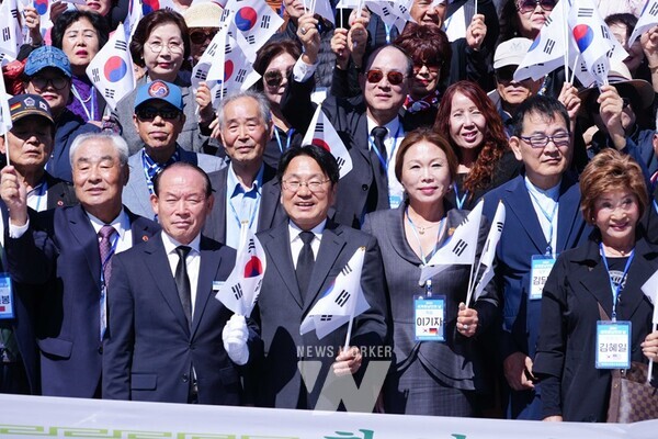 강기정 광주광역시장이 4일 오전 북구 국립5·18민주묘지 추념문 앞에서 이기자 세계호남향우회 총연합회 회장 등 향우들과 기념촬영을 하고 있다./광주광역시 제공
