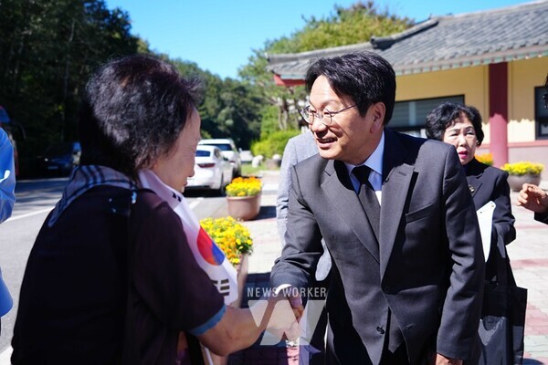 강기정 광주광역시장이 4일 오전 북구 국립5·18민주묘지 민주의문 앞에서 세계호남향우회 총연합회 향우들을 맞이하고 있다./광주광역시 제공