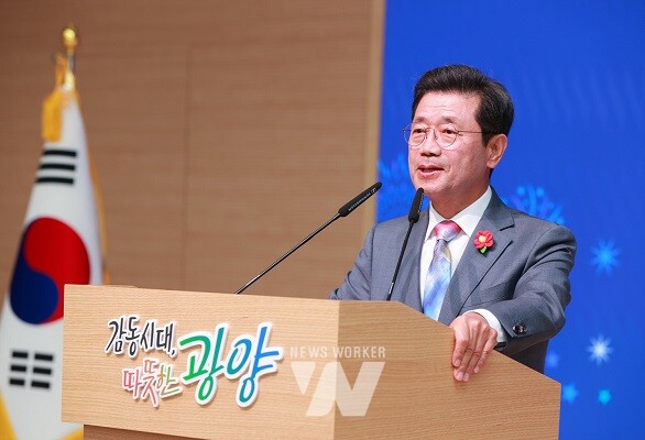 광양시(시장 정인화)는 지난 2일 시청 대회의실에서 공직자 150여 명이 참석한 가운데 10월 정례 조회가 개최됐다