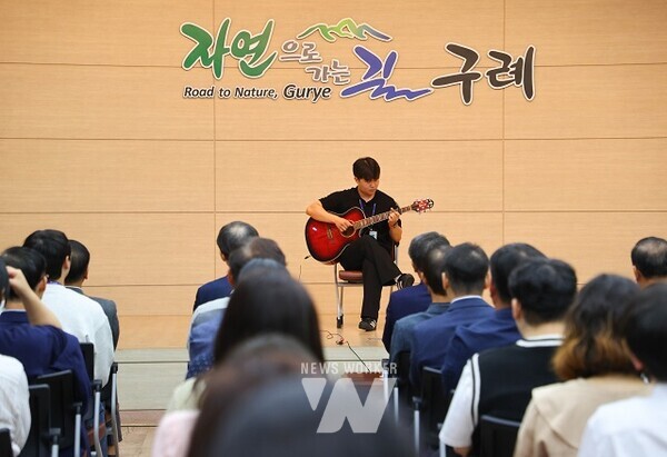 구례군은 4일 대회의실에서 직원 100여 명이 참석한 가운데 10월 정례 조회를 개최했다