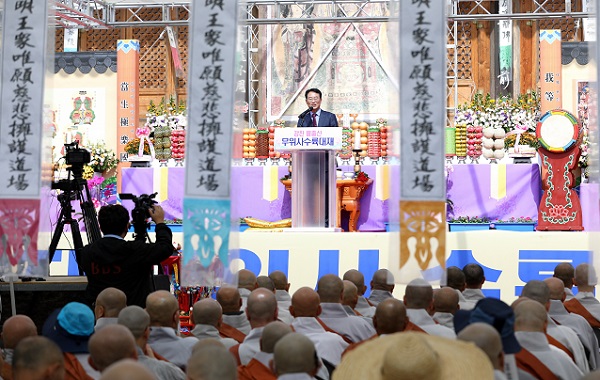 강진 무위사 대적광전 앞에서 5일 수륙대재가 봉행됐다.