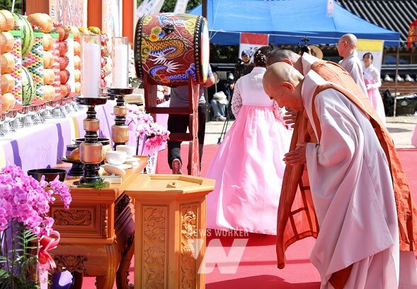 ​강진 무위사 대적광전 앞에서 5일 수륙대재가 봉행됐다.​