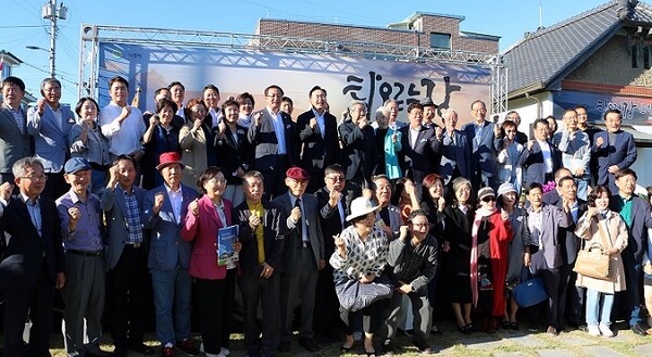 윤병태 시장, 문순태 작가 등 개관식에 참석한 시민들이 기념촬영을 하고 있다.