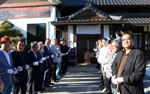 나주시가 문순태 작가의 소설 타오르는 강을 모티브로 나주 영산포에 ‘타오르는 강 문학관’을 개관했다. 문학관 1층엔 문 작가 집필실과 소장품 전시, 2층은 주민을 위한 독서·휴식 공간으로 활용된다. 
