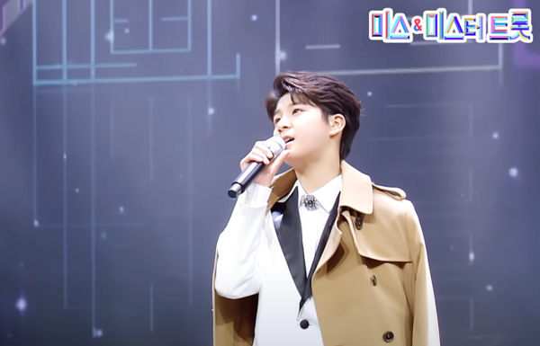 '미스트롯2' 결승전 깜짝 무대에서 솔로 파트를 소화하는 정동원 [사진=미스 앤 미스터 트롯]