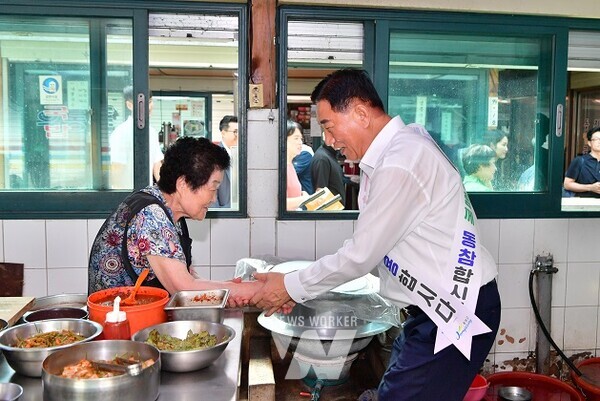 장성사랑상품권 9월 판매액이 47억 원을 기록했다. 지난 추석 황룡전통시장을 찾은 김한종 군수