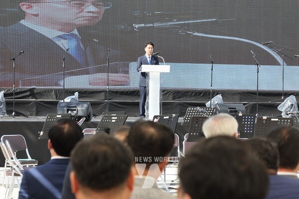 김태균 의장이 뮤직페스타 평화합창제에서 축사하고 있다.
