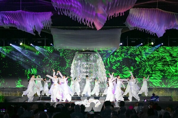 선암사의 역사적인 문화유산과 순천갯벌의 생태적 가치를 감동적 안무와 음악으로 연출했다