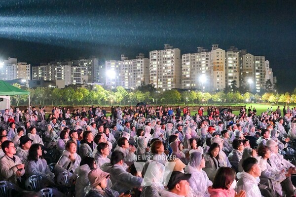 순천 세계유산축전 기념식 공연을 관람하는 시민