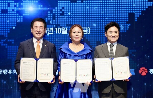 전라남도-세계호남향우회총연합회-(재)전남미래교육재단 관계자들이 ‘글로컬 미래인재 육성을 위한 업무협약’을 체결한 후 기념촬영을 하고 있다.(왼쪽부터 김영록 전남도지사, 이기자 세계호남향우회총연합회장, 김대중 전남미래교육재단 이사장)