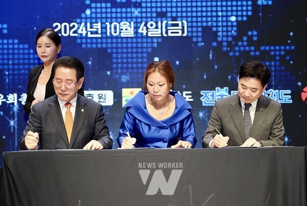 김영록 전남도지사, 이기자 세계호남향우회총연합회장, 김대중 전남미래교육재단 이사장(왼쪽부터)이 협약서에 서명하고 있다.