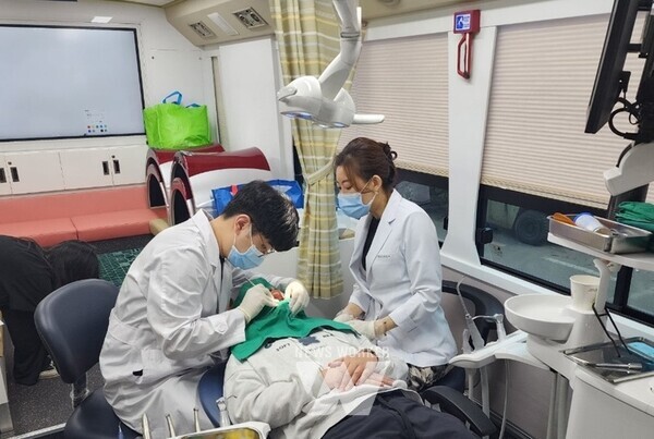 전남 해남군은 지역 주민들의 국가 구강검진 수검률을 높이고 건강한 구강관리를 위해 올해 9월부터 찾아가는 국가 구강검진 클리닉을 운영하고 있다