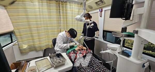 전남 해남군은 지역 주민들의 국가 구강검진 수검률을 높이고 건강한 구강관리를 위해 올해 9월부터 찾아가는 국가 구강검진 클리닉을 운영하고 있다