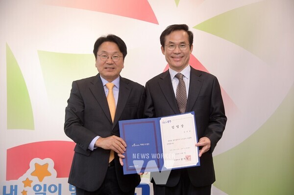 강기정 광주광역시장이 7일 오후 시청 접견실에서 김승남 광주도시공사 사장에게 임용장을 수여한 후 기념촬영을 하고 있다. /광주광역시 제공