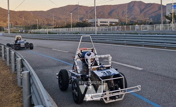 4일(금) 진행되었던 EV 연비경진대회에서 참가자들이 경기장을 주행하는 모습이다.