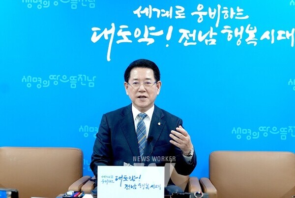 김영록 전라남도지사가 7일 오후 도청 기자실에서 기자간담회를 열어 벼멸구 피해 재해인정 환영, 특별재난지역 선포 건의, 전라남도 국립의과대학 설립, 광주 민간·군공항 통합 이전 등 주요 현안을 브리핑하고 있다