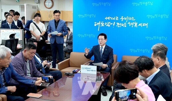 김영록 전라남도지사가 7일 오후 도청 기자실에서 기자간담회를 열어 벼멸구 피해 재해인정 환영, 특별재난지역 선포 건의, 전라남도 국립의과대학 설립, 광주 민간·군공항 통합 이전 등 주요 현안을 브리핑하고 있다