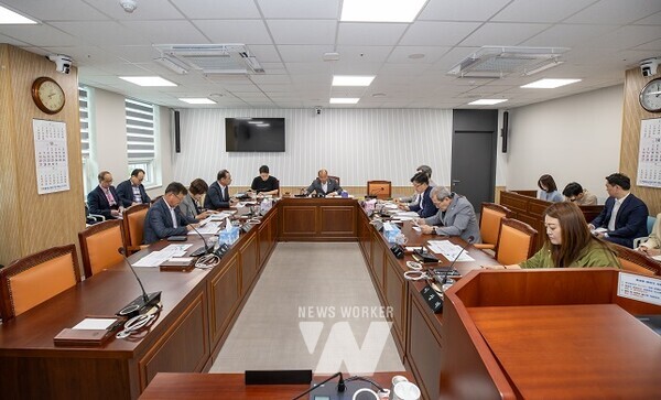 해남군의회(의장 이성옥)는 7일(월) 14시 군의회 운영위원회실에서 제15차 의원간담회를 개최했다