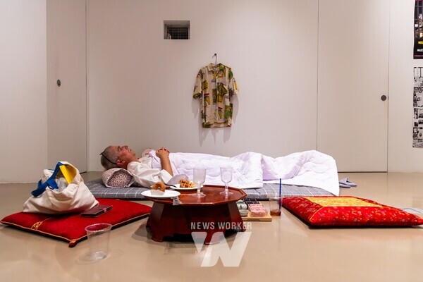 산 켈러, 《잠의 일상, 의식, 미신에 대한 수행적 수집》 퍼포먼스 전경