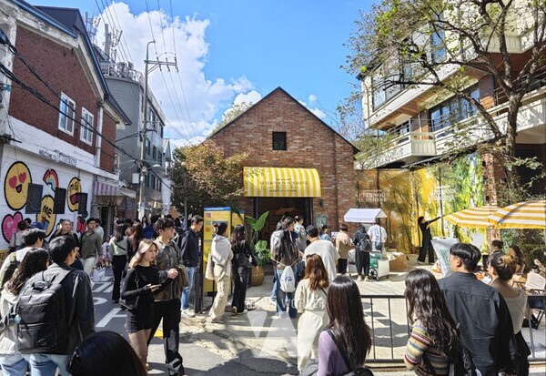 방문객들이 초록믿음강진 팝업스토어 현장 이벤트에 참여하고 있다.