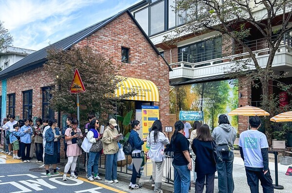 팝업스토어 오픈 전 사람들이 참여하기 위해 줄을 서고 있다.    2. 방문객들이 초록믿음강진 팝업스토어 현장 이벤트에 참여하고 있다.