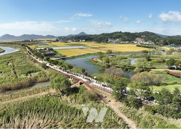 람사르길을 걷는 투어 참가자들