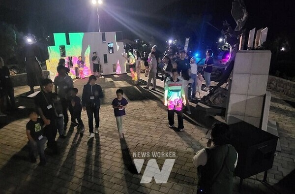 도슨트 프로그램을 참여하는 모습