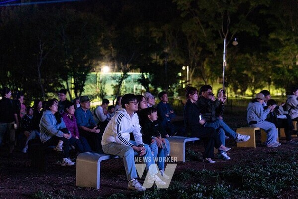 화화1250 공연을 보며 즐거워 하는 관람객