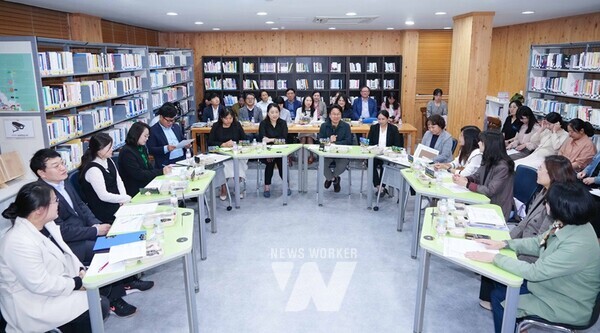 강기정 광주광역시장이 지난 7일 오후 북구 가족센터에서 이주여성들과 ‘광주시민으로 살아가는 이주여성 이야기’를 공유하고 있다./광주광역시 제공강기정 광주광역시장이 지난 7일 오후 북구 가족센터에서 이주여성들과 ‘광주시민으로 살아가는 이주여성 이야기’를 공유한 뒤 기념촬영을 하고 있다./광주광역시 제공