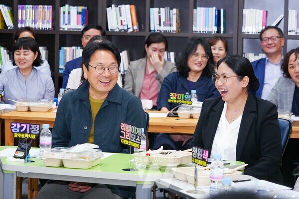 강기정 광주광역시장이 지난 7일 오후 북구 가족센터에서 이주여성들과 ‘광주시민으로 살아가는 이주여성 이야기’를 공유하고 있다./광주광역시 제공