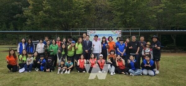 YGPA 박성현 사장이 광양지역 다문화 부모와 자녀로 구성된 지구촌통번역자원봉사단 회원들과 기념촬영을 하고 있다.