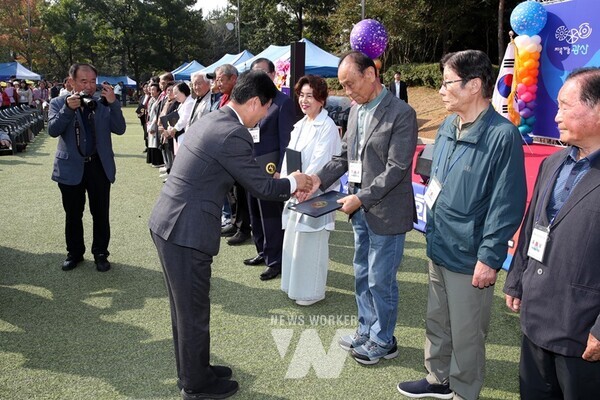 광주시 광산구(구청장 박병규)는 8일 경암근린공원에서 제28회 노인의 날 기념행사를 개최했다