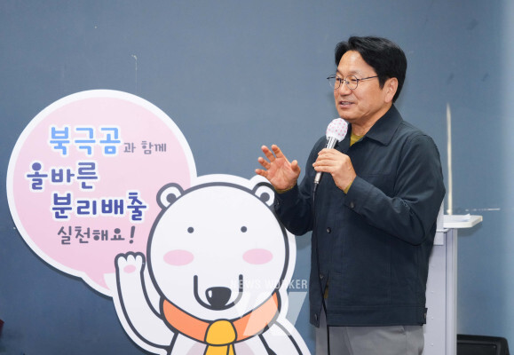 강기정 광주광역시장이 지난 8일 오후 광산구 청소년수련관에서 열린 '재활용UP, 쓰레기 DOWN 위한 찾아가는 간담회'에 참석해 지역주민들과 자원순환도시 실현 방안을 논의하고 있다. /광주광역시 제공