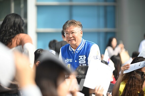 장세일 영광군수 후보가 지지자들에게 인사하고 있다.