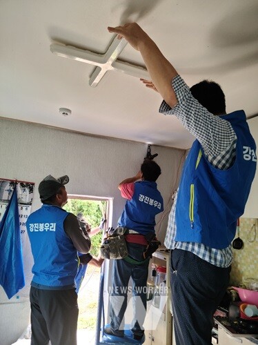 강진봉우리회에서 퇴원자 가정을 방문해 봉사활동을 하고 있다.