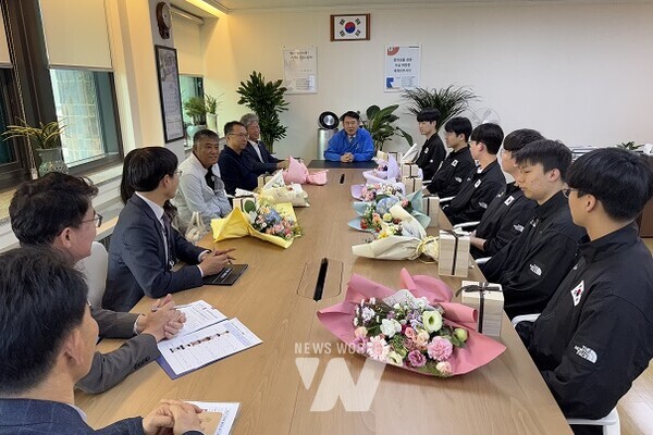 이정선 교육감이 메달 수상자와 관계자를 격려하고 있다