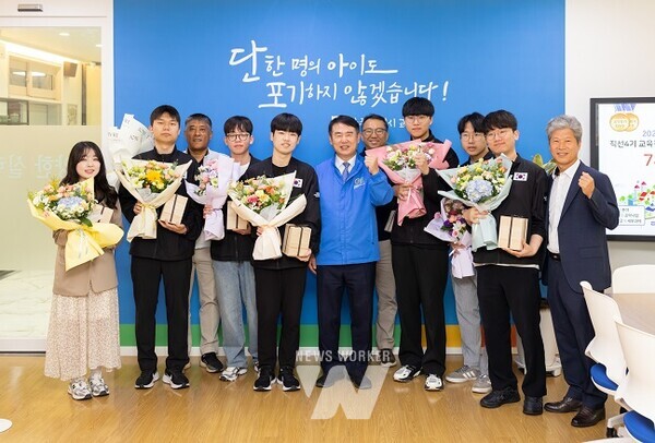 이정선 교육감은 10일 교육감실에서 ‘2024년 제47회 국제기능올림픽’에서 메달을 수상한 광주 직업계고 출신 선수들을 격려했다